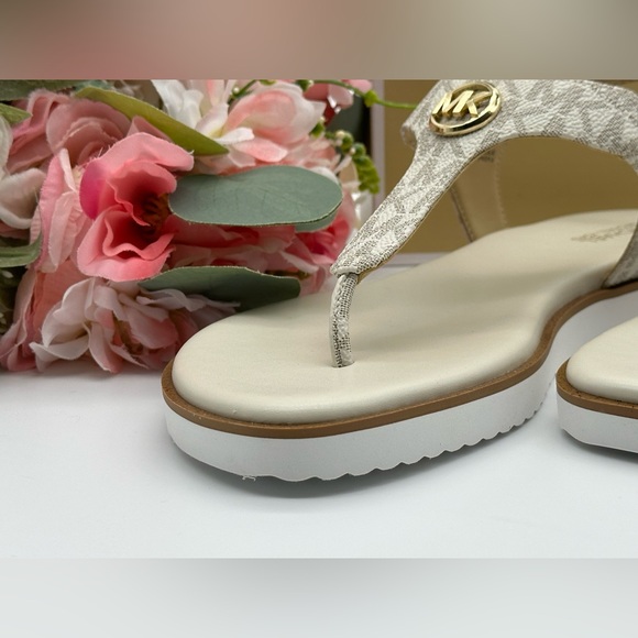 Michael Kors Vanilla Thong Sandals NIB - Picture 6 of 13